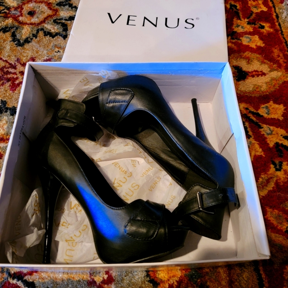 GUC Venus statuesque black heels